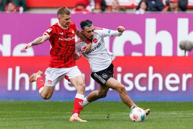 Paul Joly (1.FC Kaiserslautern) im Zweikampf mit Berkay Yilmaz (1.FC Nuernberg), 1. FC Kaiserslautern vs 1. FC Nuernberg, Fussball, 2. Bundesliga, 8.Spieltag, Saison 2025 2026, 26.10.2025 1. FC Kaiserslautern vs 1. FC Nuernberg, Fussball, 2. Bundesliga, 8.Spieltag, Saison 2025 2026, 26.10.2025