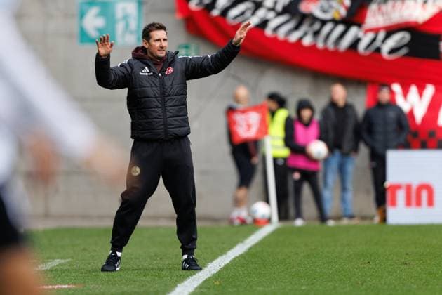 Miroslav Klose (Trainer 1.FC Nuernberg) an der Seitenlinie, 1. FC Kaiserslautern vs 1. FC Nuernberg, Fussball, 2. Bundesliga, 8.Spieltag, Saison 2025 2026, 26.10.2025 1. FC Kaiserslautern vs 1. FC Nuernberg, Fussball, 2. Bundesliga, 8.Spieltag, Saison 2025 2026, 26.10.2025