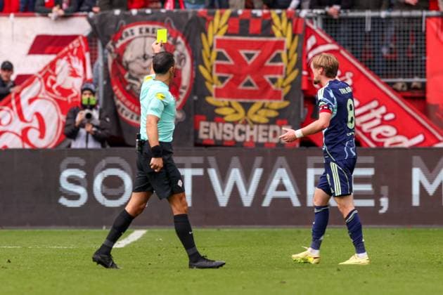 2025-10-26 FC Twente v AFC Ajax - Dutch Eredivisie ENSCHEDE, NETHERLANDS - OCTOBER 26: Referee Serdar Gozubuyuk during the Dutch Eredivisie match between FC Twente and AFC Ajax at De Grolsch Veste on October 26, 2025 in Enschede, Netherlands. Enschede De Grolsch Veste Netherlands Content not available for redistribution in The Netherlands directly or indirectly through any third parties. Copyright: xBenxGalx