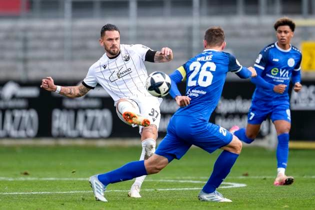 v.li.: Pascal Testroet (SVS, 37), Marcel Wilke (Bayern Alzenau, 26), Zweikampf, Spielszene, Duell, duel, tackle, tackling, Dynamik, Action, Aktion, 26.10.2025, Sandhausen (Deutschland), Fussball, Regionalliga Südwest, SV Sandhausen - FC Bayern Alzenau