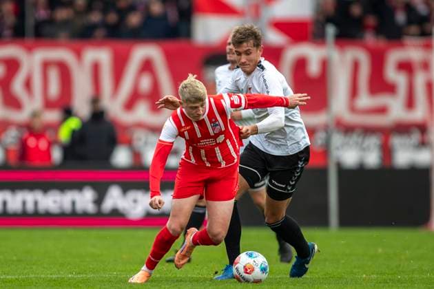 GER, Erfurt, Fußball, Regionalliga Nordost, 13. Spieltag, FC Rot-Weiss Erfurt vs. ZFC Meuselwitz im Bild v.l.: Marco Wolf (FC Rot-Weiß Erfurt 10), Leon Schmoekel (ZFC Meuselwitz 33), Zweikampf 26.10.2025, Steigerwaldstadion Erfurt DFB REGULATIONS PROHIBIT ANY USE OF PHOTOGRAPHS AS IMAGE SEQUENCES AND OR QUASI-VIDEO, Copyright: HMBxMedia PaulxFritz