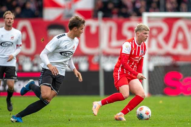GER, Erfurt, Fußball, Regionalliga Nordost, 13. Spieltag, FC Rot-Weiss Erfurt vs. ZFC Meuselwitz im Bild v.l.: Leon Schmoekel (ZFC Meuselwitz 33), Marco Wolf (FC Rot-Weiß Erfurt 10), Zweikampf 26.10.2025, Steigerwaldstadion Erfurt DFB REGULATIONS PROHIBIT ANY USE OF PHOTOGRAPHS AS IMAGE SEQUENCES AND OR QUASI-VIDEO, Copyright: HMBxMedia PaulxFritz