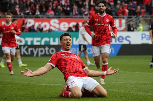 26.10.2025, xmohx, Fussball 2.Bundesliga, 1.FC Kaiserslautern - 1.FC Nürnberg v.l. Torjubel nach dem Tor zum celebrating the goal celebrate 1:0 durch Daniel Hanslik (1. FC Kaiserslautern) (DFL DFB REGULATIONS PROHIBIT ANY USE OF PHOTOGRAPHS as IMAGE SEQUENCES and or QUASI-VIDEO) Kaiserslautern