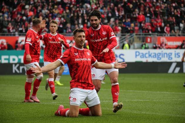 26.10.2025, xmohx, Fussball 2.Bundesliga, 1.FC Kaiserslautern - 1.FC Nürnberg v.l. Torjubel nach dem Tor zum celebrating the goal celebrate 1:0 durch Daniel Hanslik (1. FC Kaiserslautern) (DFL DFB REGULATIONS PROHIBIT ANY USE OF PHOTOGRAPHS as IMAGE SEQUENCES and or QUASI-VIDEO) Kaiserslautern