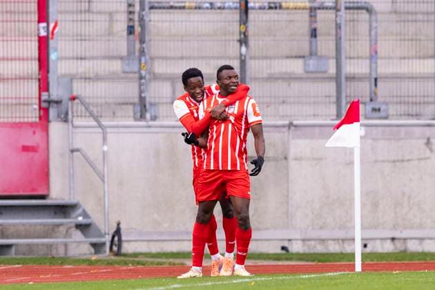 Regionalliga Nordost: FC Rot-Weiß Erfurt vs. ZFC Meuselwitz; Erfurt; 26.10.2025 1:0 durch Obed Chidindu Ugondu ( 13; FC Rot-Weiß Erfurt) (rechts) und Benjika Caciel ( 8; FC Rot-Weiß Erfurt) (links) Regionalliga Nordost: FC Rot-Weiß Erfurt vs. ZFC Meuselwitz; Steigerwaldstadion Erfurt; 26.10.2025 Copyright: xBEAUTIFULxSPORTS Duehringx