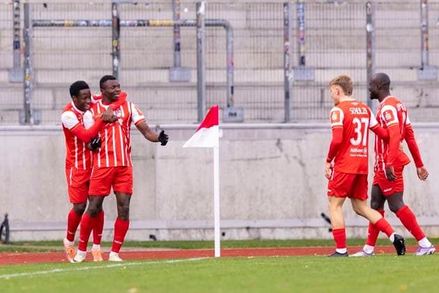 Regionalliga Nordost: FC Rot-Weiß Erfurt vs. ZFC Meuselwitz; Erfurt; 26.10.2025 1:0 durch Obed Chidindu Ugondu ( 13; FC Rot-Weiß Erfurt) (rechts) und Benjika Caciel ( 8; FC Rot-Weiß Erfurt) (links) Regionalliga Nordost: FC Rot-Weiß Erfurt vs. ZFC Meuselwitz; Steigerwaldstadion Erfurt; 26.10.2025 Copyright: xBEAUTIFULxSPORTS Duehringx