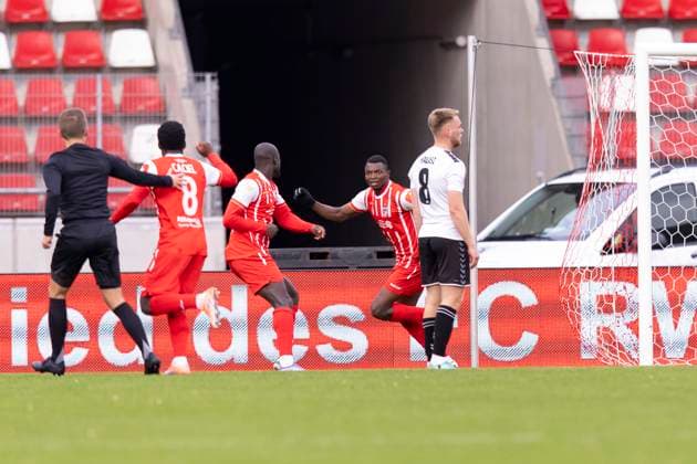 Regionalliga Nordost: FC Rot-Weiß Erfurt vs. ZFC Meuselwitz; Erfurt; 26.10.2025 1:0 durch Obed Chidindu Ugondu ( 13; FC Rot-Weiß Erfurt) (rechts) Regionalliga Nordost: FC Rot-Weiß Erfurt vs. ZFC Meuselwitz; Steigerwaldstadion Erfurt; 26.10.2025 Copyright: xBEAUTIFULxSPORTS Duehringx