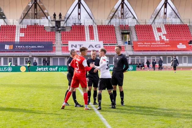 Regionalliga Nordost: FC Rot-Weiß Erfurt vs. ZFC Meuselwitz; Erfurt; 26.10.2025 Seitenwahl Til Linus Schwarz ( 3; FC Rot-Weiß Erfurt) und René Eckardt ( 30; ZFC Meuselwitz) Regionalliga Nordost: FC Rot-Weiß Erfurt vs. ZFC Meuselwitz; Steigerwaldstadion Erfurt; 26.10.2025 Copyright: xBEAUTIFULxSPORTS Duehringx