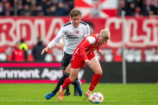 GER, Erfurt, Fußball, Regionalliga Nordost, 13. Spieltag, FC Rot-Weiss Erfurt vs. ZFC Meuselwitz im Bild v.l.: Leon Schmoekel (ZFC Meuselwitz 33), Marco Wolf (FC Rot-Weiß Erfurt 10), Zweikampf 26.10.2025, Steigerwaldstadion Erfurt DFB REGULATIONS PROHIBIT ANY USE OF PHOTOGRAPHS AS IMAGE SEQUENCES AND OR QUASI-VIDEO, Copyright: HMBxMedia PaulxFritz