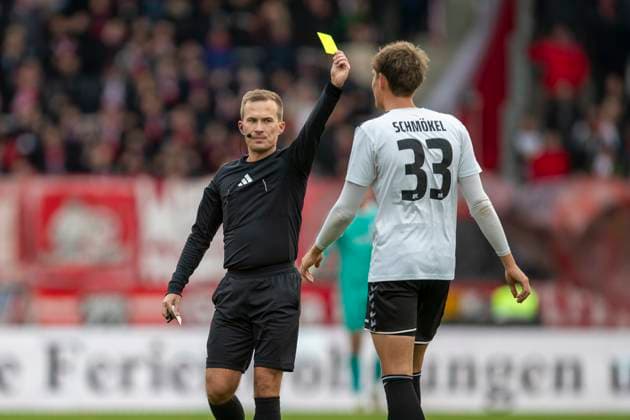 GER, Erfurt, Fußball, Regionalliga Nordost, 13. Spieltag, FC Rot-Weiss Erfurt vs. ZFC Meuselwitz im Bild v.l.: Schiedsrichter zeigt gelb gegen Leon Schmoekel (ZFC Meuselwitz 33), 26.10.2025, Steigerwaldstadion Erfurt DFB REGULATIONS PROHIBIT ANY USE OF PHOTOGRAPHS AS IMAGE SEQUENCES AND OR QUASI-VIDEO, Copyright: HMBxMedia PaulxFritz