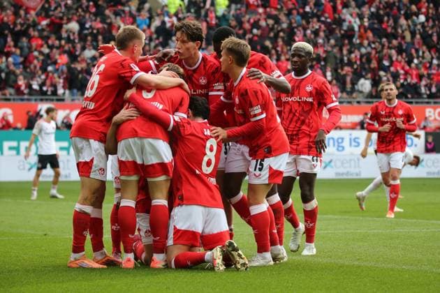 26.10.2025, xmohx, Fussball 2.Bundesliga, 1.FC Kaiserslautern - 1.FC Nürnberg v.l. Torjubel nach dem Tor zum celebrating the goal celebrate 1:0 durch Daniel Hanslik (1. FC Kaiserslautern) (DFL DFB REGULATIONS PROHIBIT ANY USE OF PHOTOGRAPHS as IMAGE SEQUENCES and or QUASI-VIDEO) Kaiserslautern