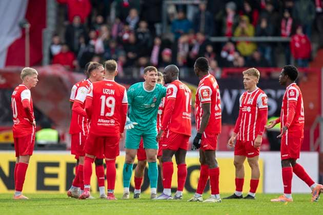 GER, Erfurt, Fußball, Regionalliga Nordost, 13. Spieltag, FC Rot-Weiss Erfurt vs. ZFC Meuselwitz im Bild v.l.: Team von Erfurt bildet Kreis , Lorenz Otto (FC Rot-Weiß Erfurt 01), haelt Ansprache nach 2 : 1 Rueckstand 26.10.2025, Steigerwaldstadion Erfurt DFB REGULATIONS PROHIBIT ANY USE OF PHOTOGRAPHS AS IMAGE SEQUENCES AND OR QUASI-VIDEO, Copyright: HMBxMedia PaulxFritz