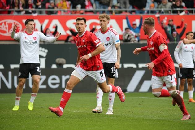 26.10.2025, xmohx, Fussball 2.Bundesliga, 1.FC Kaiserslautern - 1.FC Nürnberg v.l. Torjubel nach dem Tor zum celebrating the goal celebrate 1:0 durch Daniel Hanslik (1. FC Kaiserslautern) (DFL DFB REGULATIONS PROHIBIT ANY USE OF PHOTOGRAPHS as IMAGE SEQUENCES and or QUASI-VIDEO) Kaiserslautern