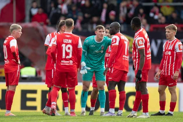 GER, Erfurt, Fußball, Regionalliga Nordost, 13. Spieltag, FC Rot-Weiss Erfurt vs. ZFC Meuselwitz im Bild v.l.: Ansprache Lorenz Otto (FC Rot-Weiß Erfurt 01), nach Rueckstand 26.10.2025, Steigerwaldstadion Erfurt DFB REGULATIONS PROHIBIT ANY USE OF PHOTOGRAPHS AS IMAGE SEQUENCES AND OR QUASI-VIDEO, Copyright: HMBxMedia PaulxFritz