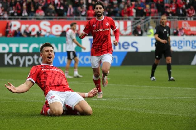 26.10.2025, xmohx, Fussball 2.Bundesliga, 1.FC Kaiserslautern - 1.FC Nürnberg v.l. Torjubel nach dem Tor zum celebrating the goal celebrate 1:0 durch Daniel Hanslik (1. FC Kaiserslautern) (DFL DFB REGULATIONS PROHIBIT ANY USE OF PHOTOGRAPHS as IMAGE SEQUENCES and or QUASI-VIDEO) Kaiserslautern