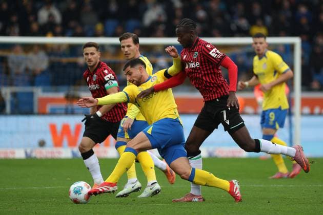 Braunschweig vs. Hannover, 2. BL Braunschweig, 26.10.2025, FUßBALL - Eintracht Braunschweig vs. Hannover 96, 2. BL, Saison 2025 26. Fabio Di Michele Sanchez (Eintracht Braunschweig), Mustapha Bundu (Hannover96) Braunschweig
