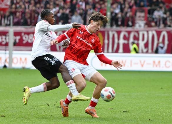 Fussball - 2. Bundesliga - Saison 2025 26 1. FC Kaiserslautern 26.10.2025 Fritz-Walter-Stadion 1. FC Kaiserslautern (fck) - 1. FC Nürnberg (fcn) Mohamed Ali ZOMA (1. FC Nürnberg), li - Leon ROBINSON (1. FC Kaiserslautern) 1. FC Kaiserslautern