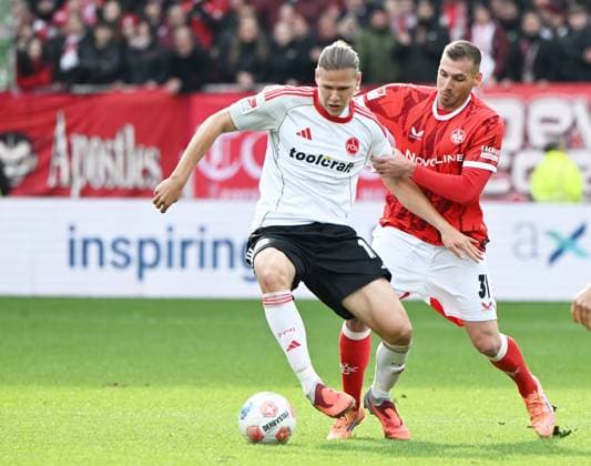 Fussball - 2. Bundesliga - Saison 2025 26 1. FC Kaiserslautern 26.10.2025 Fritz-Walter-Stadion 1. FC Kaiserslautern (fck) - 1. FC Nürnberg (fcn) Artem STEPANOV(1. FC Nürnberg), li - Luca SIRCH (1. FC Kaiserslautern) 1. FC Kaiserslautern