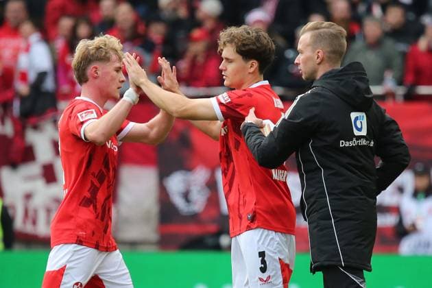26.10.2025, xmohx, Fussball 2.Bundesliga, 1.FC Kaiserslautern - 1.FC Nürnberg v.l. Auswechslung Mika Haas (1. FC Kaiserslautern) Einwechslung Florian Kleinhansl (1. FC Kaiserslautern) Vierter Offizieller Schiedsrichter Martin Wilke (Merzhausen) (DFL DFB REGULATIONS PROHIBIT ANY USE OF PHOTOGRAPHS as IMAGE SEQUENCES and or QUASI-VIDEO) Kaiserslautern