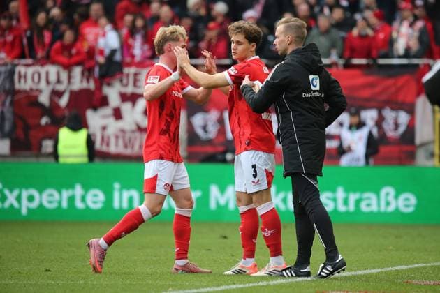 26.10.2025, xmohx, Fussball 2.Bundesliga, 1.FC Kaiserslautern - 1.FC Nürnberg v.l. Auswechslung Mika Haas (1. FC Kaiserslautern) Einwechslung Florian Kleinhansl (1. FC Kaiserslautern) Vierter Offizieller Schiedsrichter Martin Wilke (Merzhausen) (DFL DFB REGULATIONS PROHIBIT ANY USE OF PHOTOGRAPHS as IMAGE SEQUENCES and or QUASI-VIDEO) Kaiserslautern