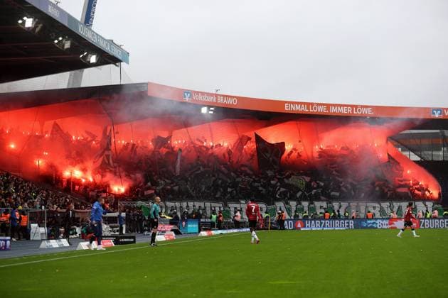 Braunschweig vs. Hannover, 2. BL Braunschweig, 26.10.2025, FUßBALL - Eintracht Braunschweig vs. Hannover 96, 2. BL, Saison 2025 26. Hannover 96 Fans zünden Bengalos Braunschweig