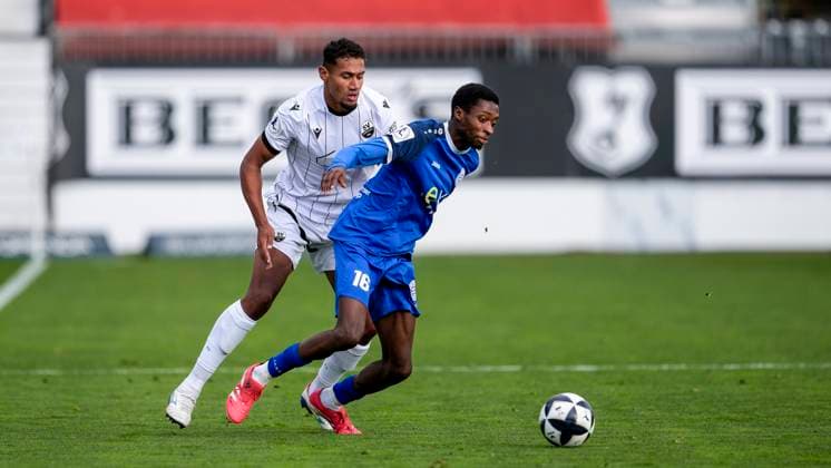 v.li.: Yannick Osee (SVS, 13), Mersei Dieu Nsandi (Bayern Alzenau, 16), Zweikampf, Spielszene, Duell, duel, tackle, tackling, Dynamik, Action, Aktion, 26.10.2025, Sandhausen (Deutschland), Fussball, Regionalliga Südwest, SV Sandhausen - FC Bayern Alzenau