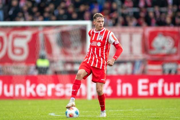 GER, Erfurt, Fußball, Regionalliga Nordost, 13. Spieltag, FC Rot-Weiss Erfurt vs. ZFC Meuselwitz im Bild v.l.: Til-Linus Schwarz (FC Rot-Weiß Erfurt 03), Freisteller 26.10.2025, Steigerwaldstadion Erfurt DFB REGULATIONS PROHIBIT ANY USE OF PHOTOGRAPHS AS IMAGE SEQUENCES AND OR QUASI-VIDEO, Copyright: HMBxMedia PaulxFritz