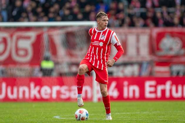 GER, Erfurt, Fußball, Regionalliga Nordost, 13. Spieltag, FC Rot-Weiss Erfurt vs. ZFC Meuselwitz im Bild v.l.: Til-Linus Schwarz (FC Rot-Weiß Erfurt 03), Freisteller 26.10.2025, Steigerwaldstadion Erfurt DFB REGULATIONS PROHIBIT ANY USE OF PHOTOGRAPHS AS IMAGE SEQUENCES AND OR QUASI-VIDEO, Copyright: HMBxMedia PaulxFritz