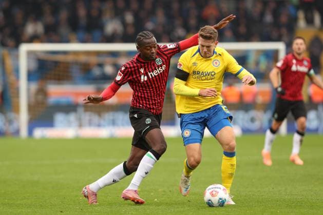 26.10.2025, xtgx, Fussball 2. Bundesliga, Eintracht Braunschweig - Hannover 96 v.l. Mustapha Bundu (Hannover, 7), Florian Flick (Braunschweig, 6) Zweikampf, Duell, Kampf, tackle (DFL DFB REGULATIONS PROHIBIT ANY USE OF PHOTOGRAPHS as IMAGE SEQUENCES and or QUASI-VIDEO) Braunschweig