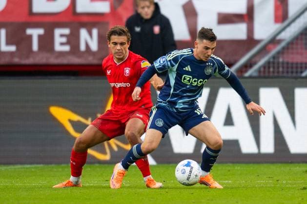 ENSCHEDE , 26 10-2025 , Stadium Grolsch Veste , season 2025 2026 , Dutch Eredivisie football , match between FC Twente and Ajax , picture shows FC Twente player Bart van Rooij Ajax player Oscar Gloukh Twente - Ajax  x31697847x Copyright: