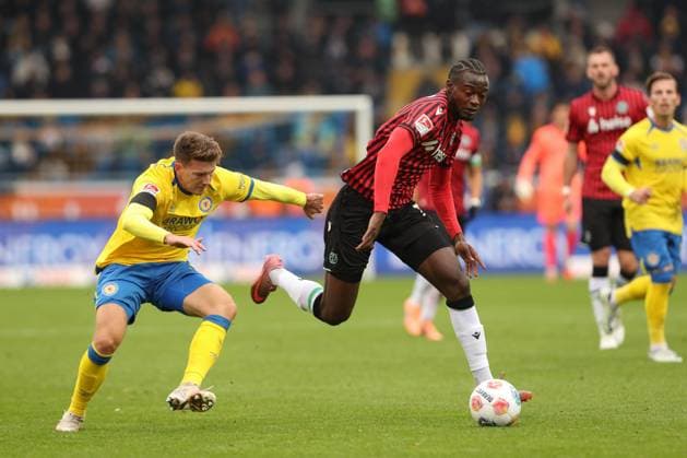 26.10.2025, xtgx, Fussball 2. Bundesliga, Eintracht Braunschweig - Hannover 96 v.l. Florian Flick (Braunschweig, 6), Mustapha Bundu (Hannover, 7) Zweikampf, Duell, Kampf, tackle (DFL DFB REGULATIONS PROHIBIT ANY USE OF PHOTOGRAPHS as IMAGE SEQUENCES and or QUASI-VIDEO) Braunschweig
