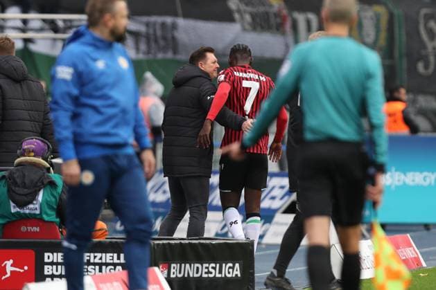 26.10.2025, xtgx, Fussball 2. Bundesliga, Eintracht Braunschweig - Hannover 96 v.l. Christian Titz (Hannover, Trainer), Mustapha Bundu (Hannover, 7) Auswechslung, Wechsel (DFL DFB REGULATIONS PROHIBIT ANY USE OF PHOTOGRAPHS as IMAGE SEQUENCES and or QUASI-VIDEO) Braunschweig