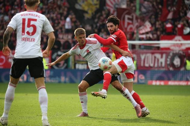 26.10.2025, xmohx, Fussball 2.Bundesliga, 1.FC Kaiserslautern - 1.FC Nürnberg v.l. Finn Becker (1.FC Nuernberg) Semih Sahin (1. FC Kaiserslautern) Zweikampf, Aktion, action, battle for the ball (DFL DFB REGULATIONS PROHIBIT ANY USE OF PHOTOGRAPHS as IMAGE SEQUENCES and or QUASI-VIDEO) Kaiserslautern