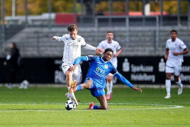 v.li.: Louis Kolbe (SVS, 3), Mersei Dieu Nsandi (Bayern Alzenau, 16), Zweikampf, Spielszene, Duell, duel, tackle, tackling, Dynamik, Action, Aktion, 26.10.2025, Sandhausen (Deutschland), Fussball, Regionalliga Südwest, SV Sandhausen - FC Bayern Alzenau