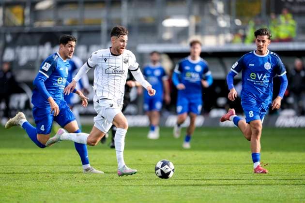 v.li.: Hamza Boutakhrit (Bayern Alzenau, 4), David Mamutovic (SVS, 7), Ahmet Ayguel (Bayern Alzenau, 8), Aktion, Action, Spielszene, 26.10.2025, Sandhausen (Deutschland), Fussball, Regionalliga Südwest, SV Sandhausen - FC Bayern Alzenau