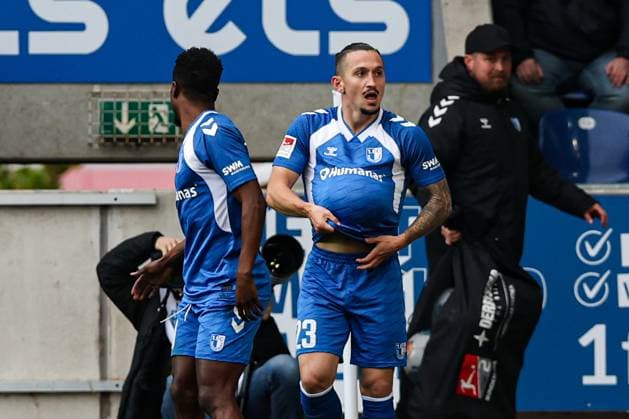 Torjubel - Torschütze Baris Atik (1. FC Magdeburg,23) trifft zum 1-0, das Tor wird wegen Abseits nicht gegeben - 2. Fußball Bundesliga Saison 2025-2026 1. FC Magdeburg vs. Preussen Münster in der Avnet Arena in Magdeburg - Aktion,Fußball,Mann,Männer,Deutschland,26.10.2025