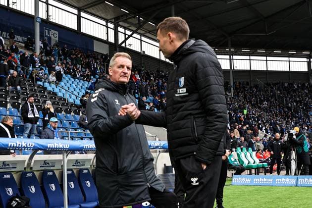 Trainer Petrik Sander (l.) mit Trainer Pascal Ibold (1. FC Magdeburg) - 2. Fußball Bundesliga Saison 2025-2026 1. FC Magdeburg vs. Preussen Münster in der Avnet Arena in Magdeburg - Fußball,Mann,Männer,Deutschland,26.10.2025