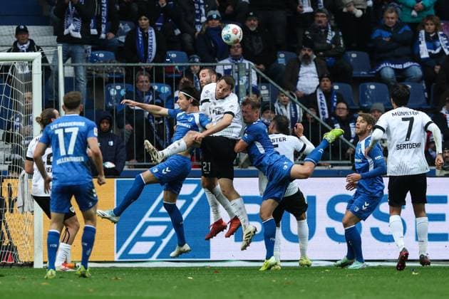 Torge Paetow (Preussen Münster,16) gegen Jean Hugonet (1. FC Magdeburg,24) und Alexander Ahl Holmström (1. FC Magdeburg,11)- 2. Fußball Bundesliga Saison 2025-2026 1. FC Magdeburg vs. Preussen Münster in der Avnet Arena in Magdeburg - Aktion,Fußball,Mann,Männer,Deutschland,26.10.2025