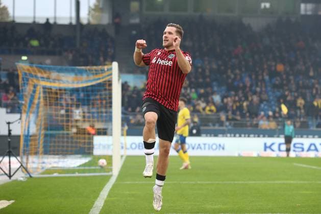 26.10.2025, xtgx, Fussball 2. Bundesliga, Eintracht Braunschweig - Hannover 96 v.l. Benjamin Källman (Hannover, 9) Jubel, Torjubel, jubelt ueber das Tor, celebrate the goal, celebration (DFL DFB REGULATIONS PROHIBIT ANY USE OF PHOTOGRAPHS as IMAGE SEQUENCES and or QUASI-VIDEO) Braunschweig