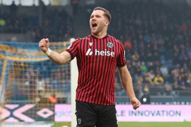 26.10.2025, xtgx, Fussball 2. Bundesliga, Eintracht Braunschweig - Hannover 96 v.l. Benjamin Källman (Hannover, 9) Jubel, Torjubel, jubelt ueber das Tor, celebrate the goal, celebration (DFL DFB REGULATIONS PROHIBIT ANY USE OF PHOTOGRAPHS as IMAGE SEQUENCES and or QUASI-VIDEO) Braunschweig