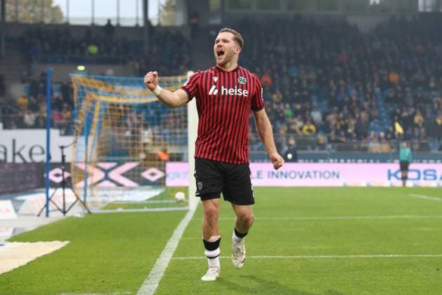 26.10.2025, xtgx, Fussball 2. Bundesliga, Eintracht Braunschweig - Hannover 96 v.l. Benjamin Källman (Hannover, 9) Jubel, Torjubel, jubelt ueber das Tor, celebrate the goal, celebration (DFL DFB REGULATIONS PROHIBIT ANY USE OF PHOTOGRAPHS as IMAGE SEQUENCES and or QUASI-VIDEO) Braunschweig