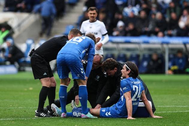 Jean Hugonet (1. FC Magdeburg,24) muss verletzt ausgewechselt werden - 2. Fußball Bundesliga Saison 2025-2026 1. FC Magdeburg vs. Preussen Münster in der Avnet Arena in Magdeburg - Aktion,Fußball,Mann,Männer,Deutschland,26.10.2025