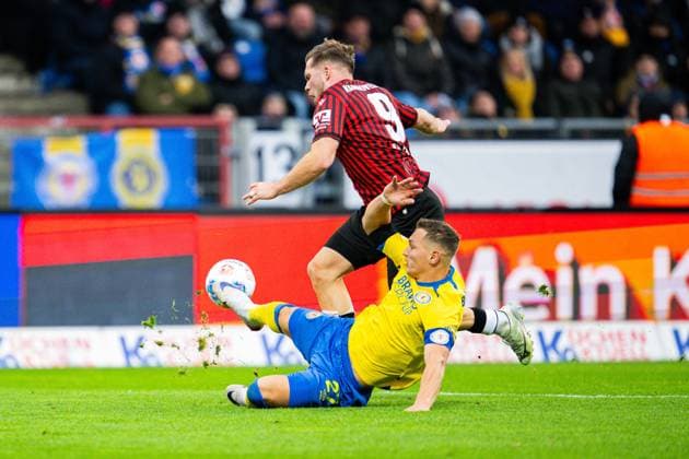 26.10.2025 - Fußball, 2025 2026, 2. Bundesliga, 10. Spieltag, Eintracht Braunschweig - Hannover 96: (L-R) Benjamin Källman (Hannover), Sven Köhler (Braunschweig) DFL REGULATIONS PROHIBIT ANY USE OF PHOTOGRAPHS AS IMAGE SEQUENCES AND OR QUASI-VIDEO.