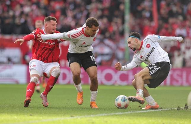 26.10.2025 - Fussball - Saison 2025 2026 - 2. Fussball - Bundesliga - 10. Spieltag: 1. FC Kaiserslautern FCK ( Lautern Roten Teufel ) - 1. FC Nürnberg FCN ( Club ) - Sportfoto Zink DaMa - xdaxmax - DFL regulations prohibit any use of photographs as image sequences and or quasi-video - only for editorial use - Marlon Ritter (7, 1. FC Kaiserslautern FCK ) Rafael Lubach (18, 1. FC Nürnberg FCN ) Berkay Yilmaz (21, 1. FC Nürnberg FCN )