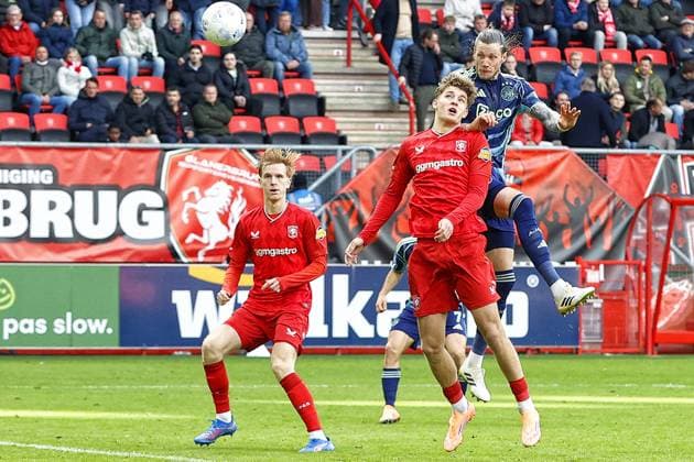 ENSCHEDE, 26-10-2025, Grolsch Veste Stadium, season 2025 2026 , Dutch Eredivisie football Match FC Twente and Ajax 2-3. Picture shows Ajax player Wout Weghorst scoring the 1-1 with a header Twente - Ajax  x31698099x Copyright: