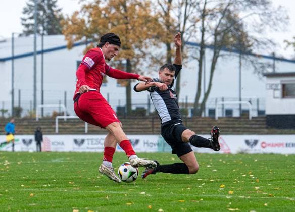 Fussball, Herren, Saison 2025 2026, Regionalliga Nordost (13. Spieltag), BFC Preussen - FSV Zwickau, v.l. Veron Dobruna (Zwickau), Niklas Brandt (Preussen), 26.10. 2025, Copyright: xSebastianxRäppold MatthiasxKochx
