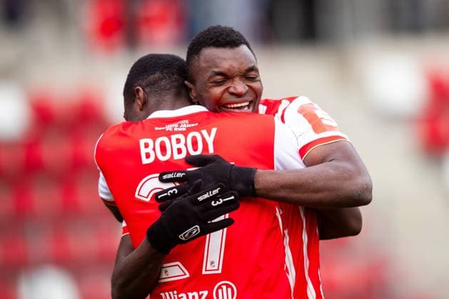 Erfurt , 261025 , Fussball Regionalliga Nordost FC Rot Weiss Erfurt gegen ZFC Meuselwitz im Bild: Obed Ugondu (Erfurt) jubelt über das Tor zum 1:0