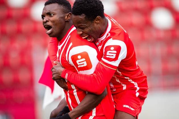 Erfurt , 261025 , Fussball Regionalliga Nordost FC Rot Weiss Erfurt gegen ZFC Meuselwitz im Bild: Obed Ugondu (Erfurt) jubelt über das Tor zum 1:0 zusmmen mit Benjika Caciel (Erfurt)