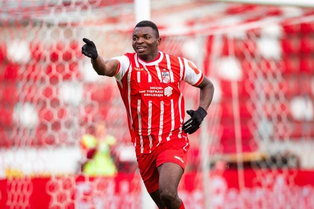 Sport Bilder des Tages Erfurt , 261025 , Fussball Regionalliga Nordost FC Rot Weiss Erfurt gegen ZFC Meuselwitz im Bild: Obed Ugondu (Erfurt) jubelt über das Tor zum 1:0