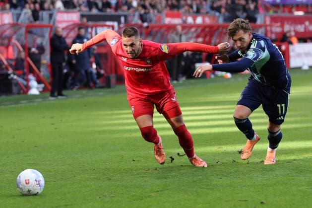 Mika Godts of AFC Ajax battles for the ball with Marko Pjaca of FC Twente during the match FC Twente vs AFC Ajax at the Grolsch Veste for the Dutch Vriendenloterij Eredivisie season 2025-2026 in ENSCHEDE, Netherlands on 26 october 2025, (photo by Peter Lous EYE4images DeFodi Images) Mika Godts of AFC Ajax battles for the ball with Marko Pjaca of FC Twente during the match FC Twente vs AFC Ajax at the Grolsch Veste for the Dutch Vriendenloterij Eredivisie season 2025 2026 in ENSCHEDE, Netherlands on 26 october 2025, photo by Peter Lous EYE4images DeFodi Images